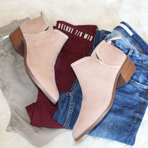 📣LAST PAIR//The Indiana// Taupe Ankle Bootie - Picture 4 of 8